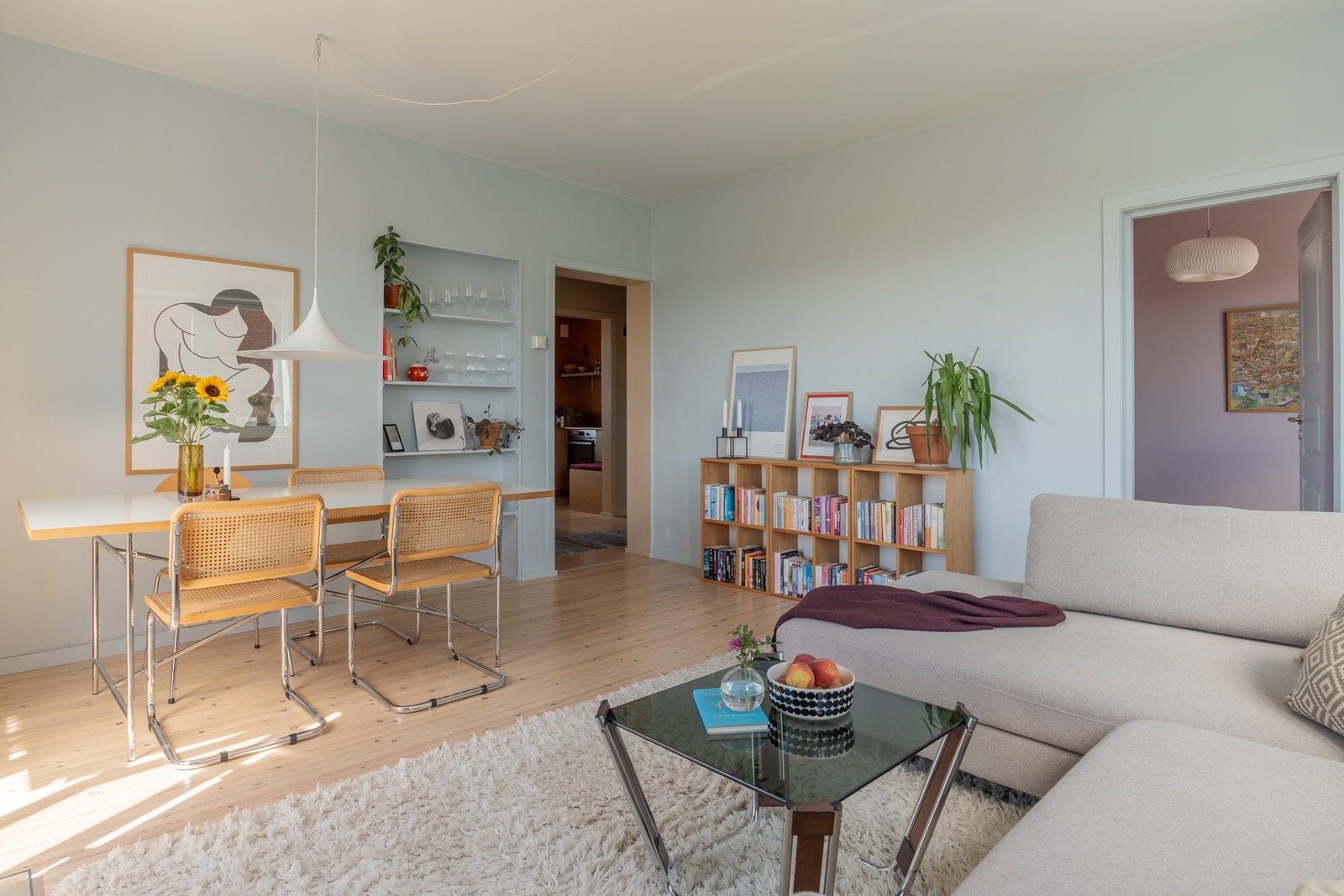 Stua er stor, med god plass til både sofadel og spisebord. Galleribilde