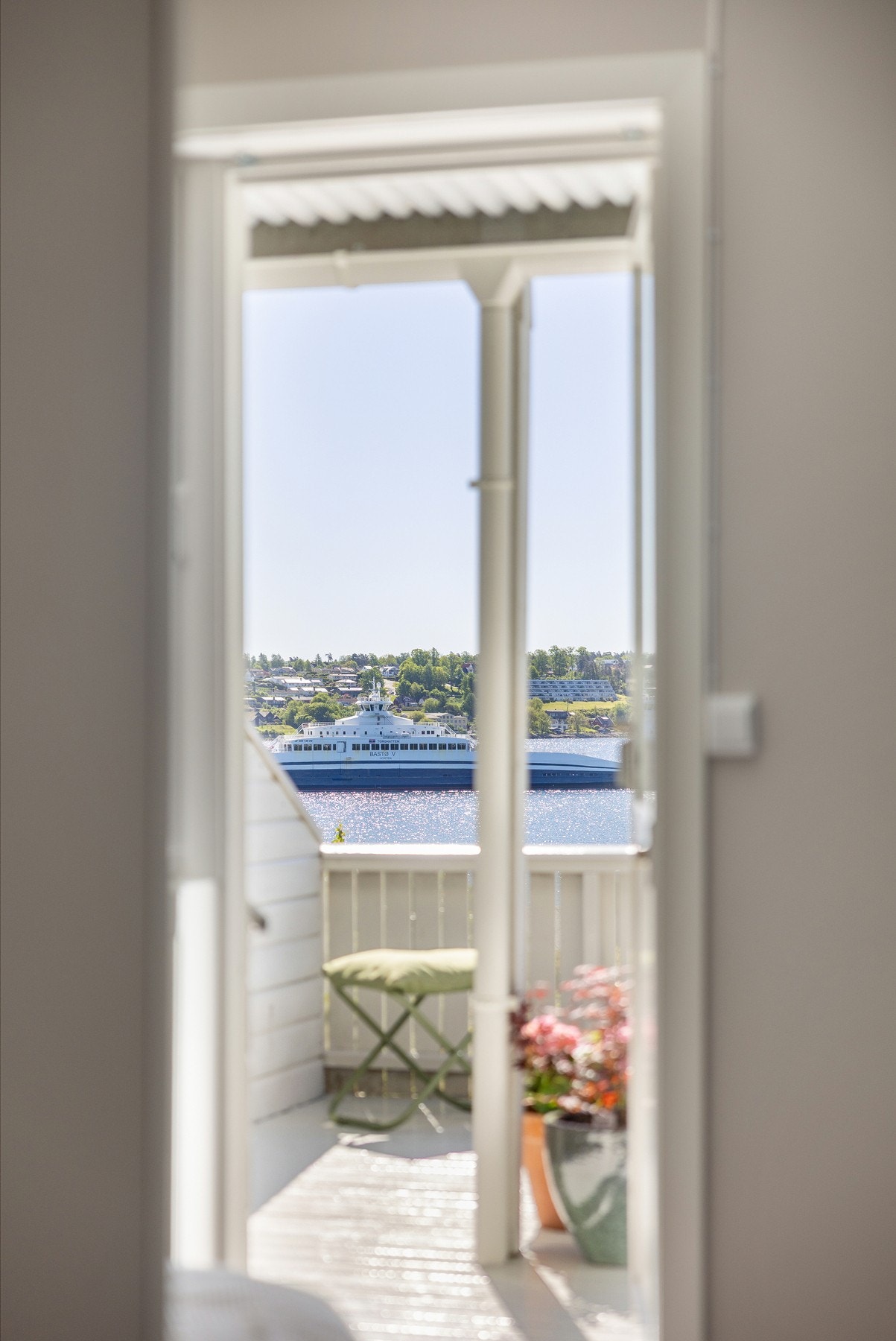 Fra hovedsoverommet er det utgang til en hyggelig terrasse og videre ut til hagen Galleribilde