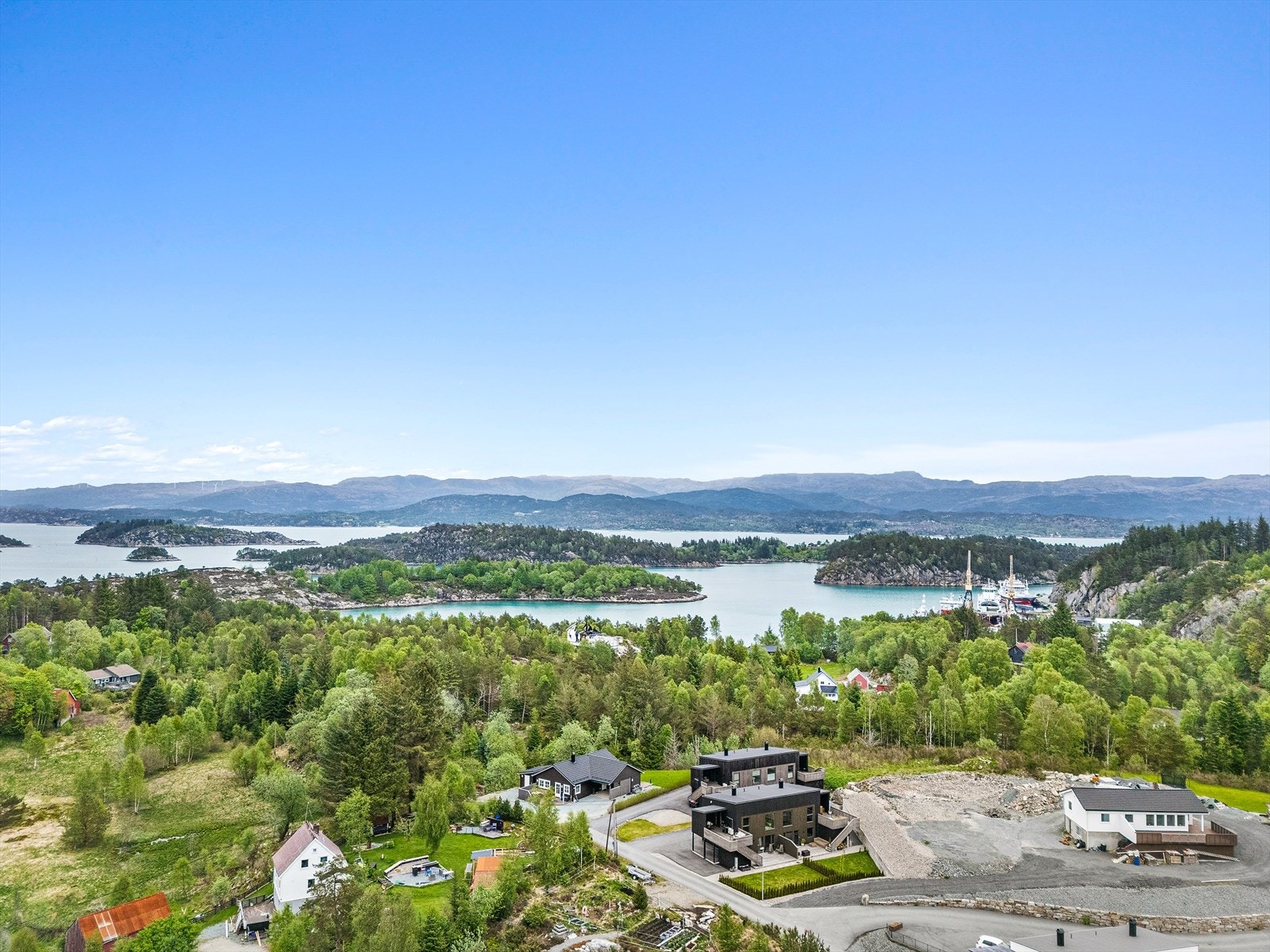 Fra eiendommen er det kort vei til sjøen, båthavn og hurtigbåtterminal. Galleribilde