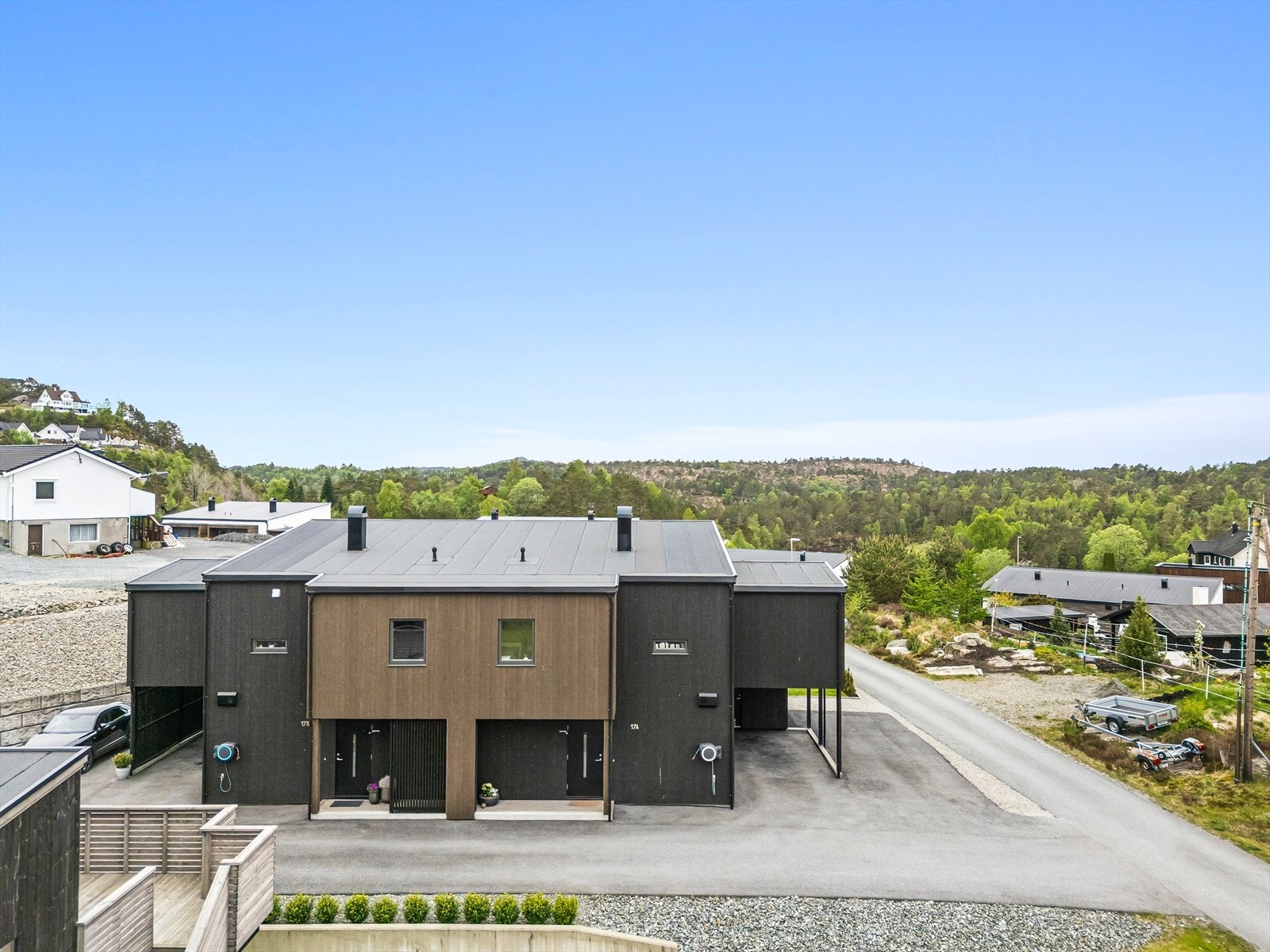 Vertikaldelt tomannsbolig fra 2021 med carport og ekstern sportsbod. Galleribilde