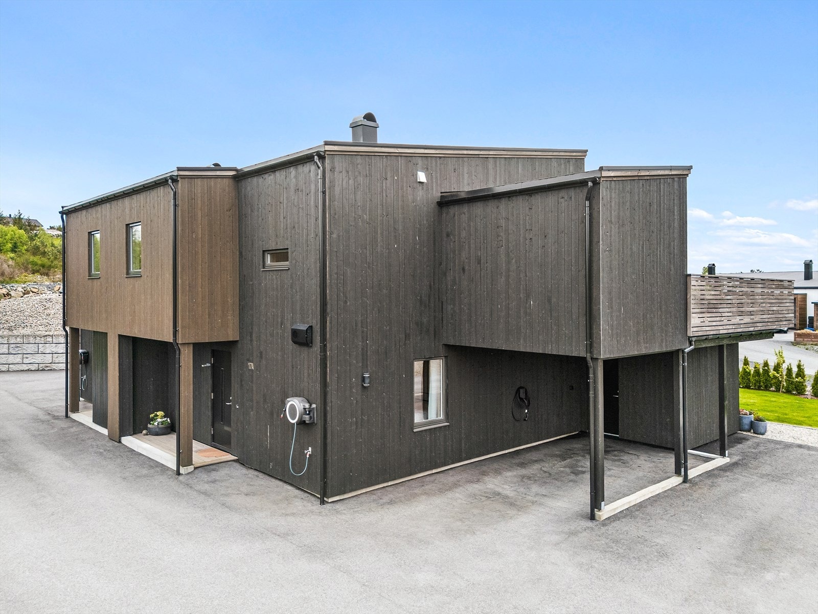 Fasaden har stående bordkledning, og bygningen er oppført som en trekonstruksjon i bindingsverk. Galleribilde