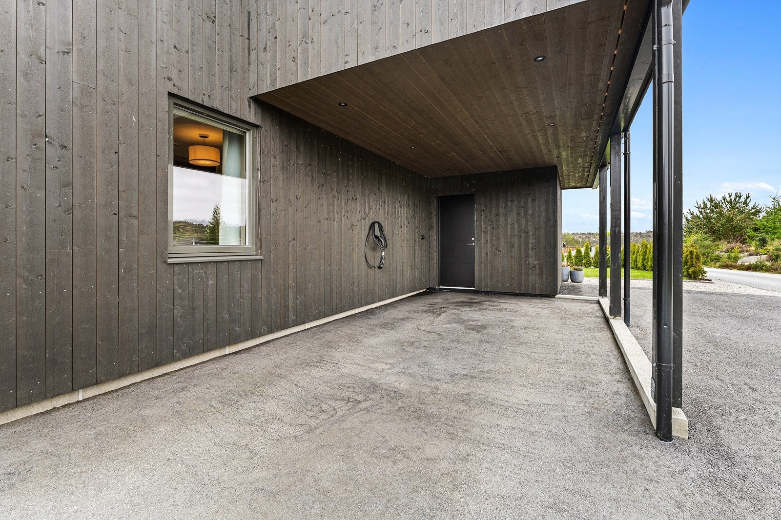 Carport med direkte adkomst til en ekstern sportsbod. Galleribilde