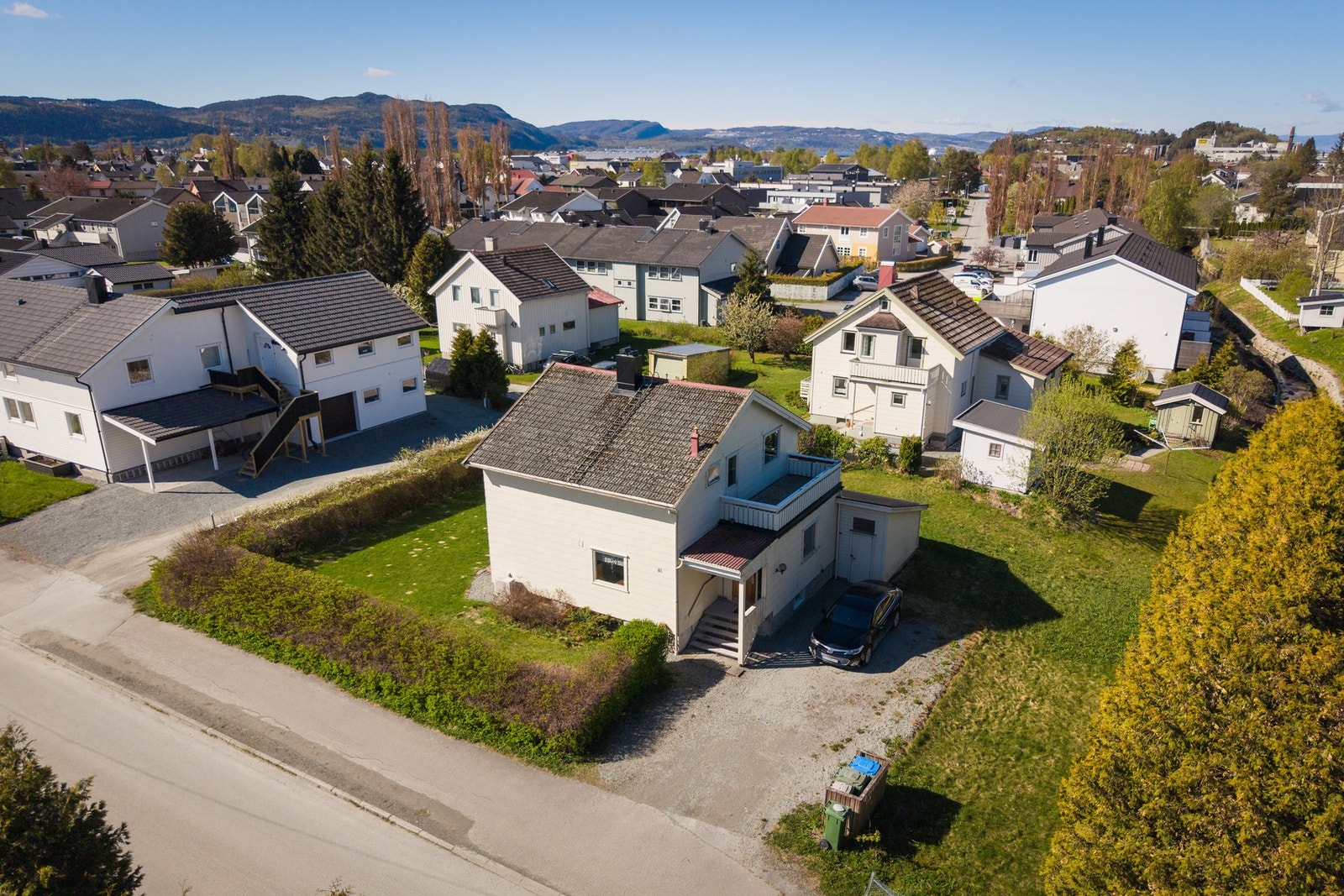 Eiendommen ligger i et populært, barnevennlig og etablert boligområde. Galleribilde