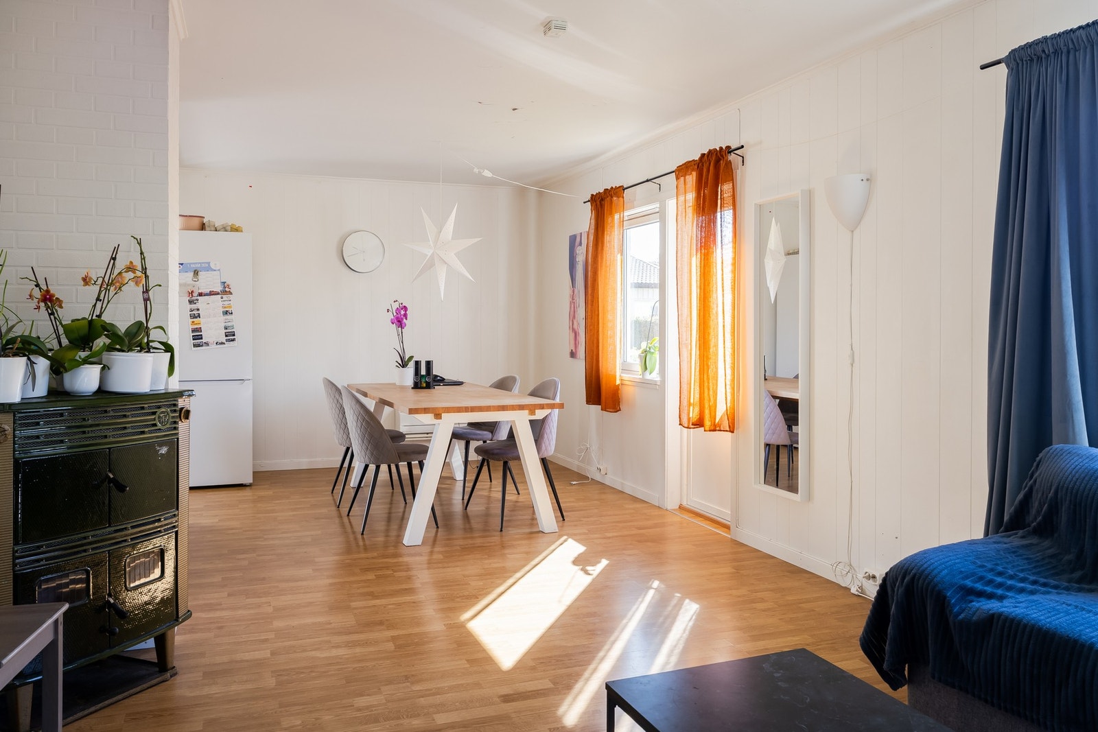 Lys og romslig stue/spisestue. Galleribilde