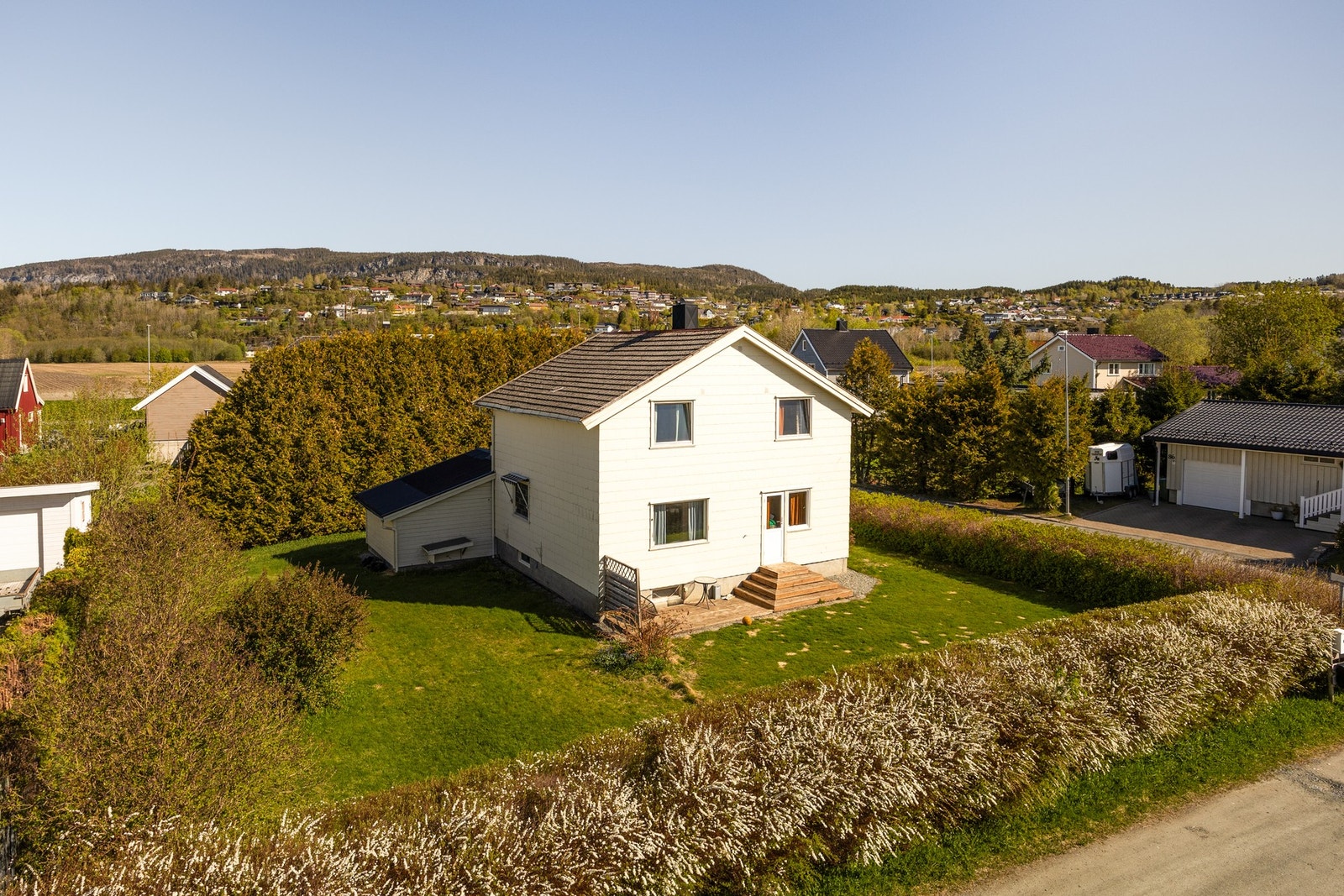 PrivatMegleren har gleden av å presentere denne romslige eneboligen beliggende på en stor tomt på Stokmoen. Galleribilde