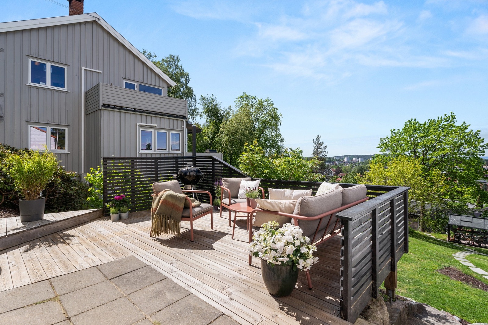 Terrassen har fin plass til å innredes med sittegruppe, beplantning og grill. Galleribilde