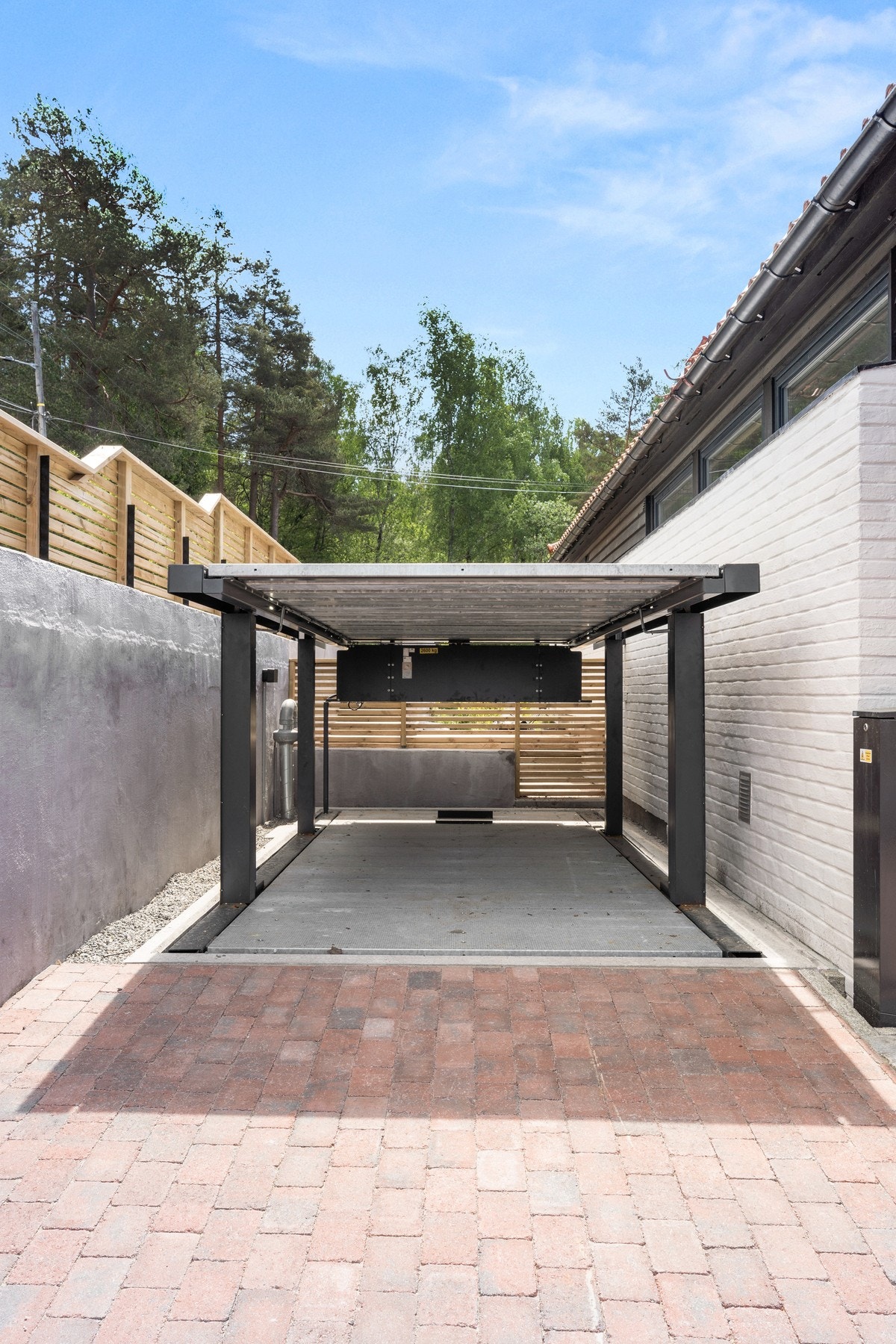 Det er montert elbil-lader ved bilheisen og det er ekstra biloppstillingsplass ved østveggen av boligen. I tillegg er det gateparkering rett ved eiendommen. Galleribilde