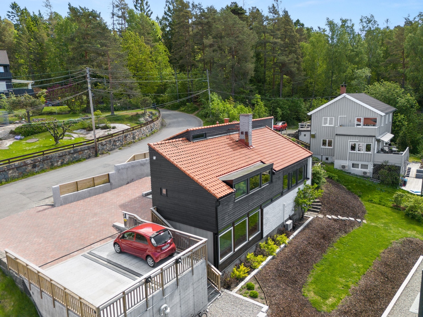 Fra eiendommen tar det drøye 5 minutter å gå til Godlia skole gjennom et rolig lite skogholt. I Godliaskogen er det fine turløyper. Galleribilde