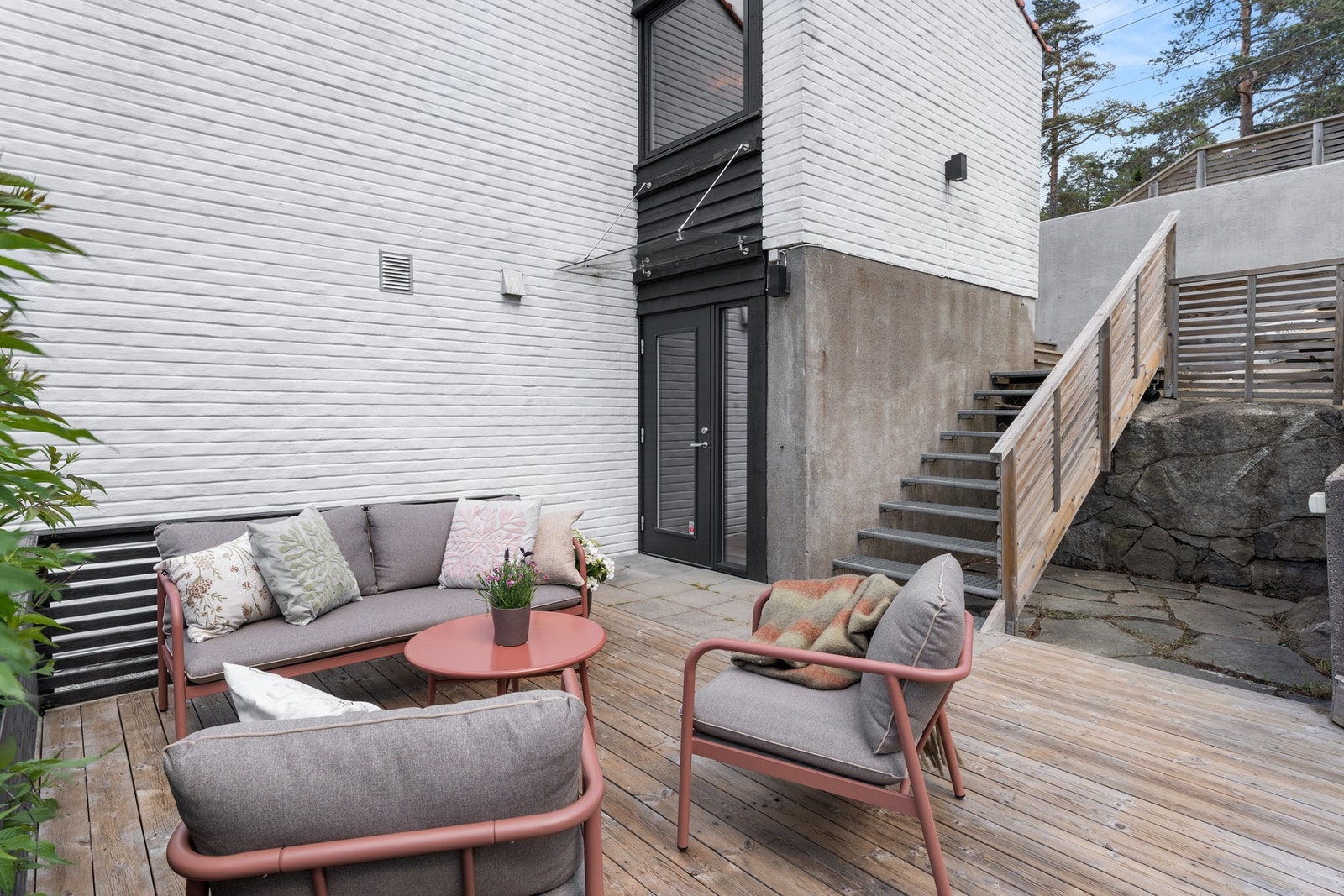 Det er er utgang til en sydvestvendt terrasse på ca. 20 kvm inntil et skiferdekket areal. Galleribilde