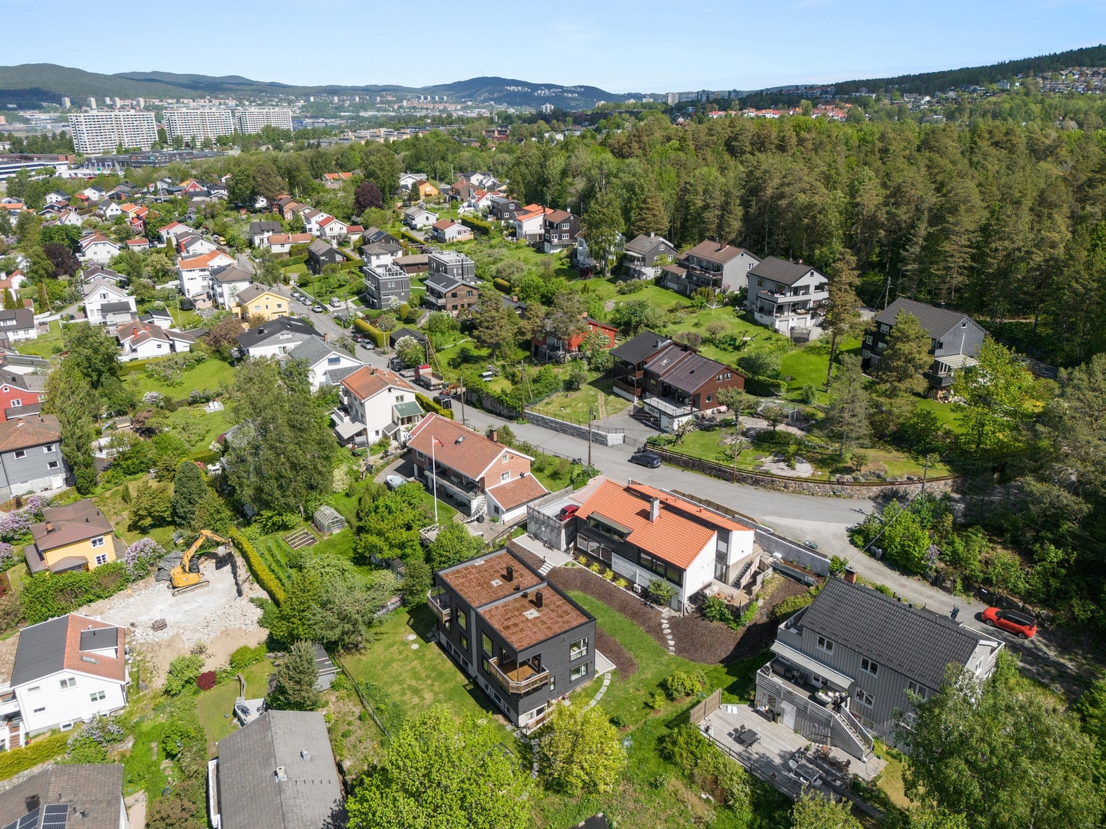 Fin sykkelavstand til Oslo sentrum, og med oppgraderte sykkelveier langs Østensjøveien og Alnaelven går turen raskt og trygt. Galleribilde