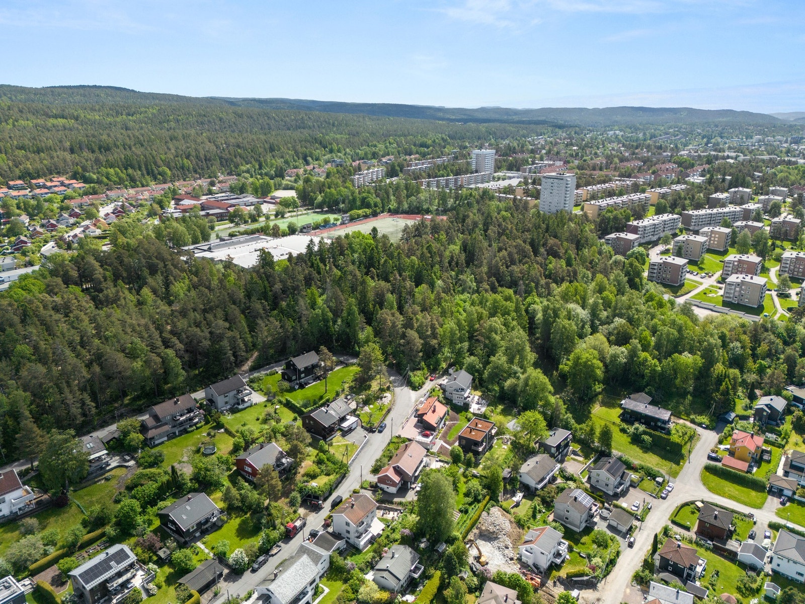 Fra boligen er det kun en kort spasertur opp til flotte idrettsanlegg rundt Oppsal Arena. Det er også kort gangavstand til Østmarka som ruver i bakgrunnen. Galleribilde