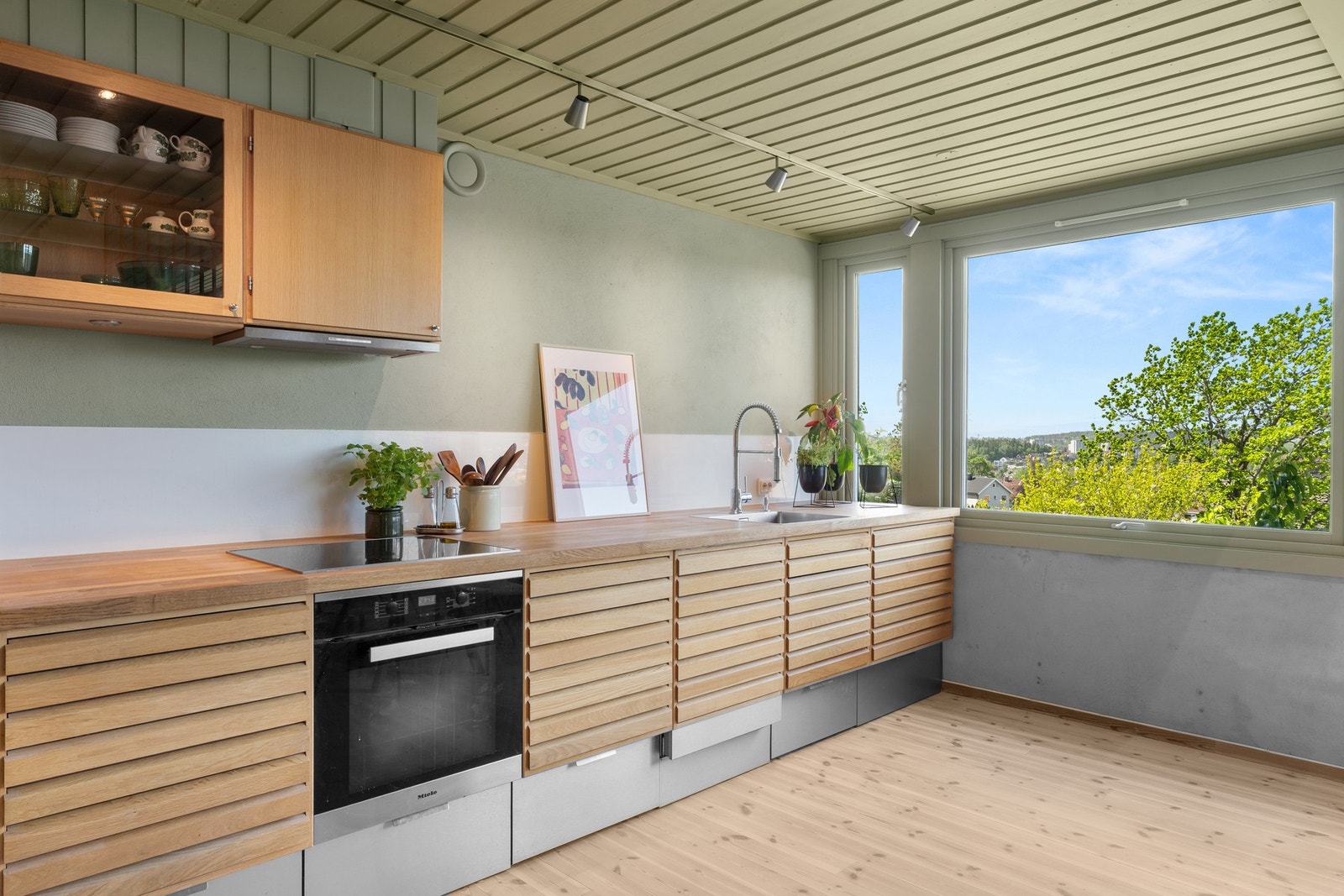Kjøkkeninnredningen er fra 2016, av kvalitetsmerket uno form, i et klassisk tidløst design med trehvite lamellfronter. Stekeovn, oppvaskmaskin og kjøleskap er integrert og det er ventilator over kokesonen. Galleribilde