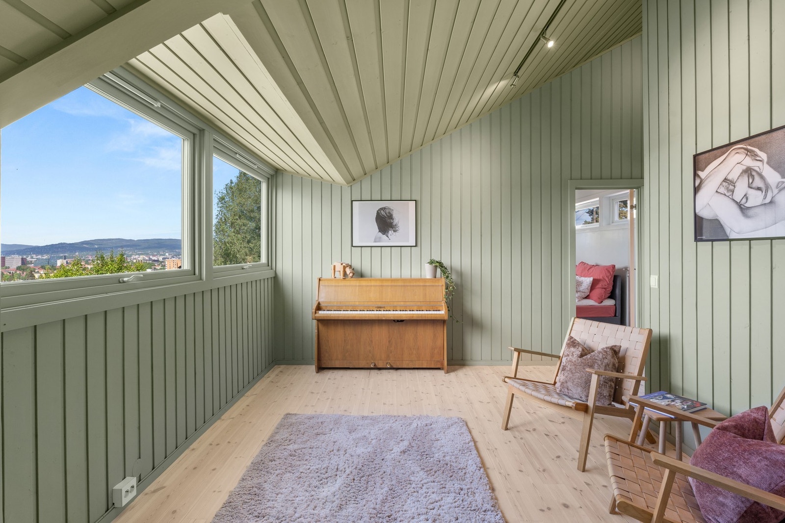 Stuen har god plass til å innredes med sofagruppe og annet møblement. Galleribilde
