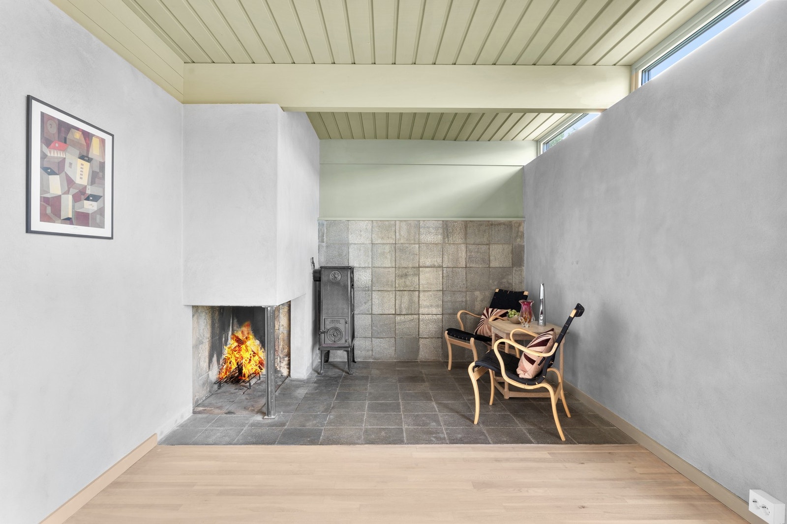 Her er det en åpen peis for ekstra hygge og varme. Galleribilde