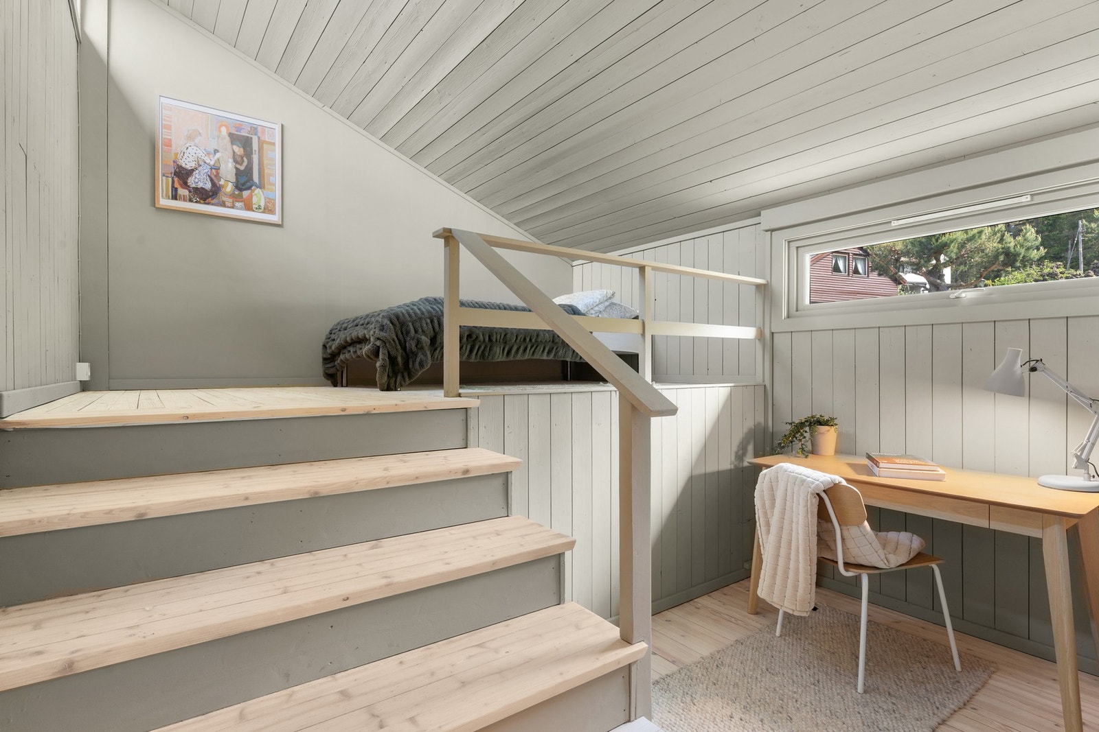 I tillegg er det et lyst rom innredet og brukt som soverom (rommet har ingen benevnelse i byggemeldte tegninger). Galleribilde