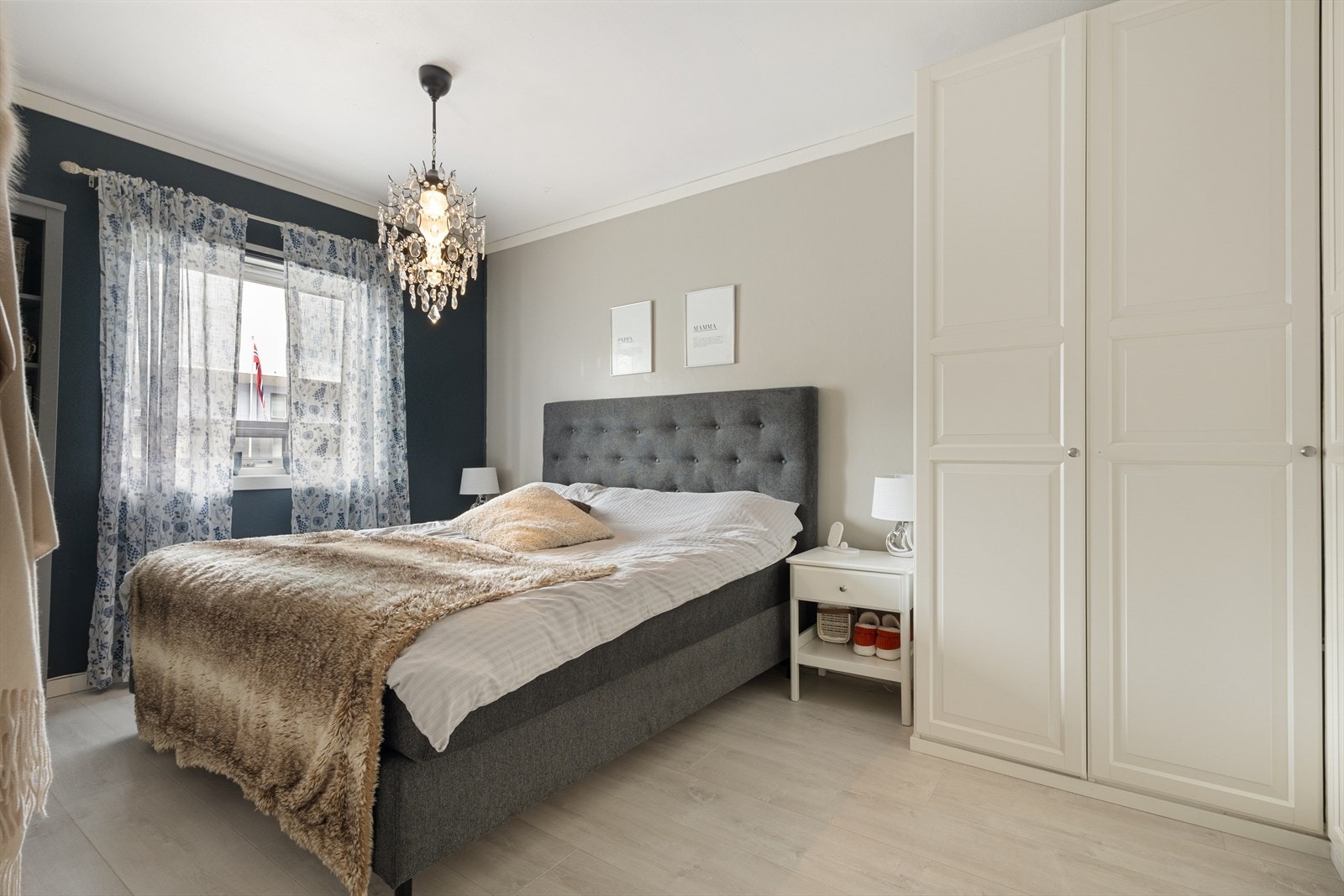 Her er det rikelig med plass til stor dobbeltseng og garderobe. Galleribilde