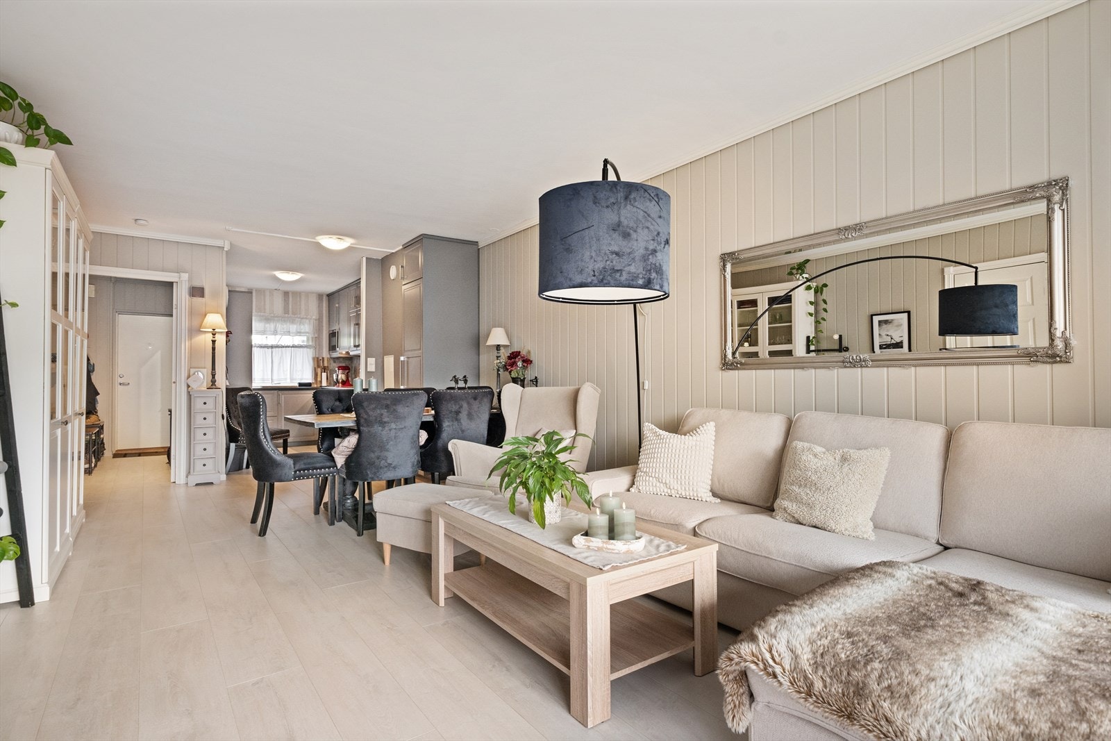 Det er åpen løsning til kjøkkenet. Galleribilde