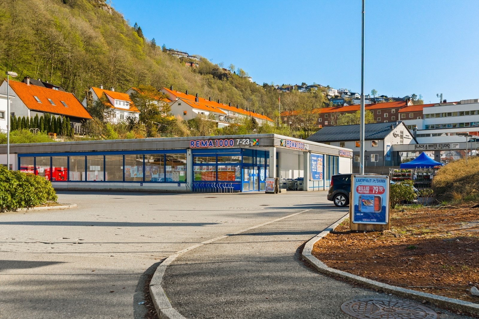 Det er kort gangavstand til flere dagligvarebutikker, her ved Rema 1000 Galleribilde