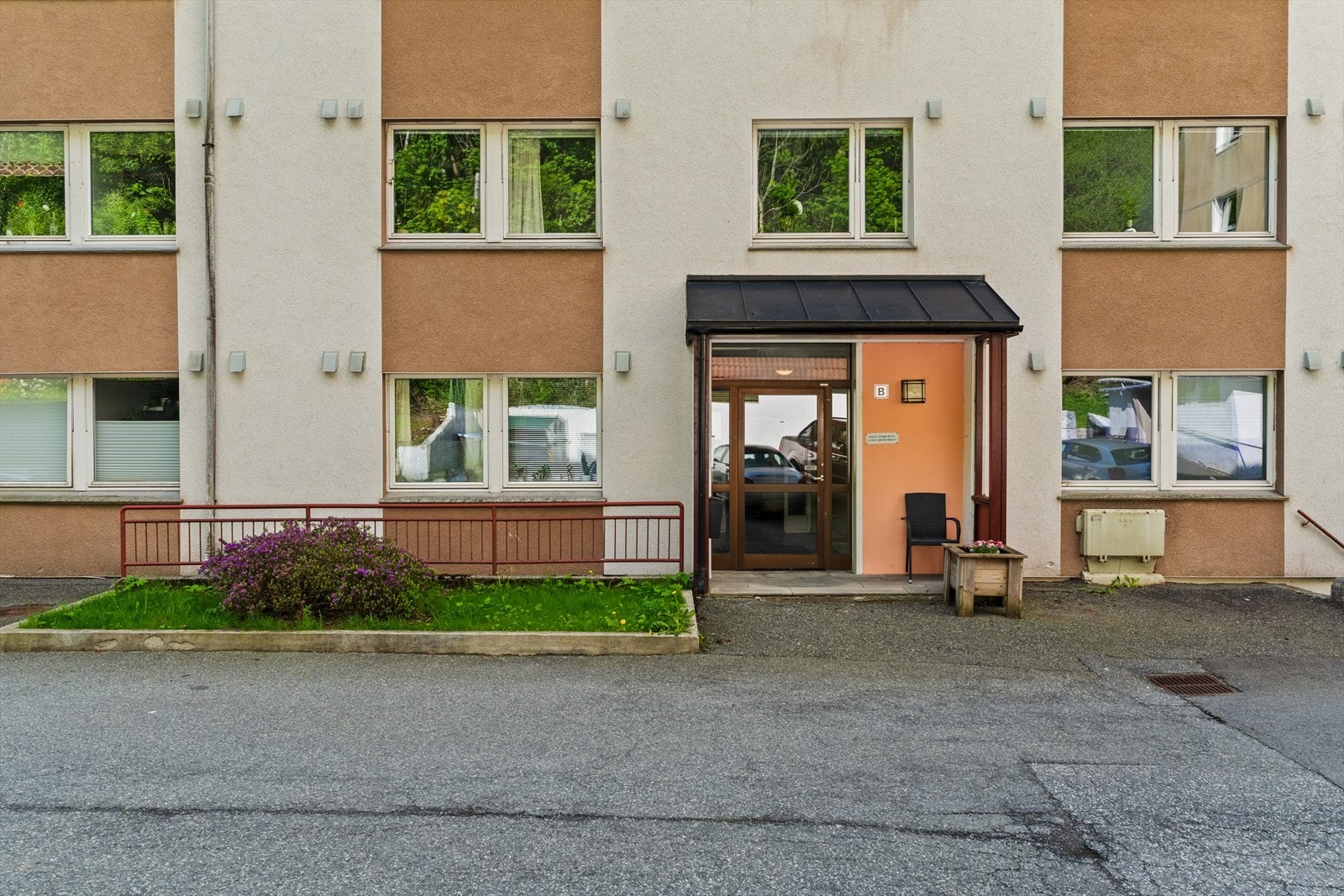 Leiligheten ligger i byggets 2.etasje Galleribilde