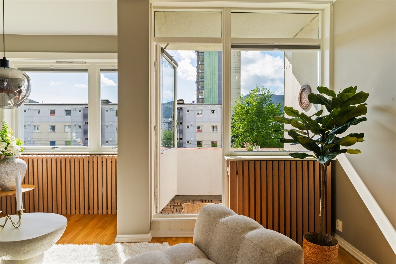Fra stue er det utgang til leilighetens balkong Galleribilde