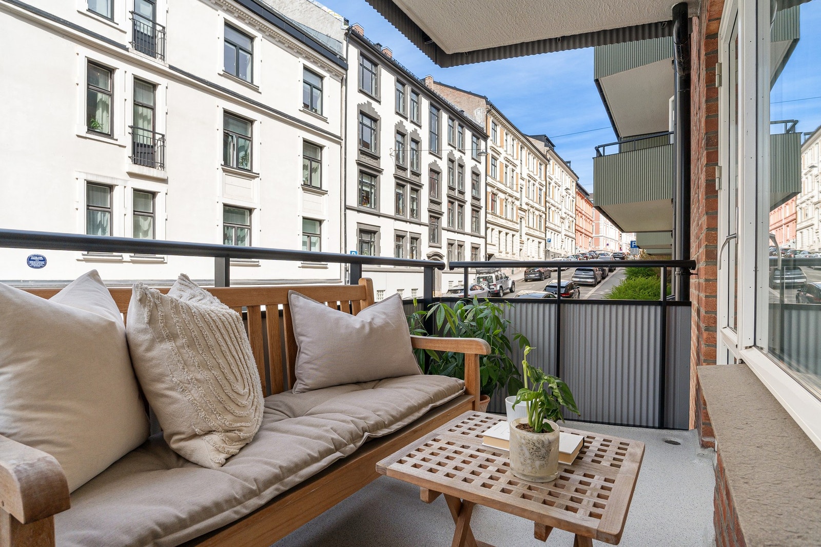 Leiligheten har en særdeles flott balkong over bakkeplan, som gir deg følelsen av en høy etasje, med meget gode solforhold fra tidlig ettermiddag til utover kvelden på sommerstid! Galleribilde