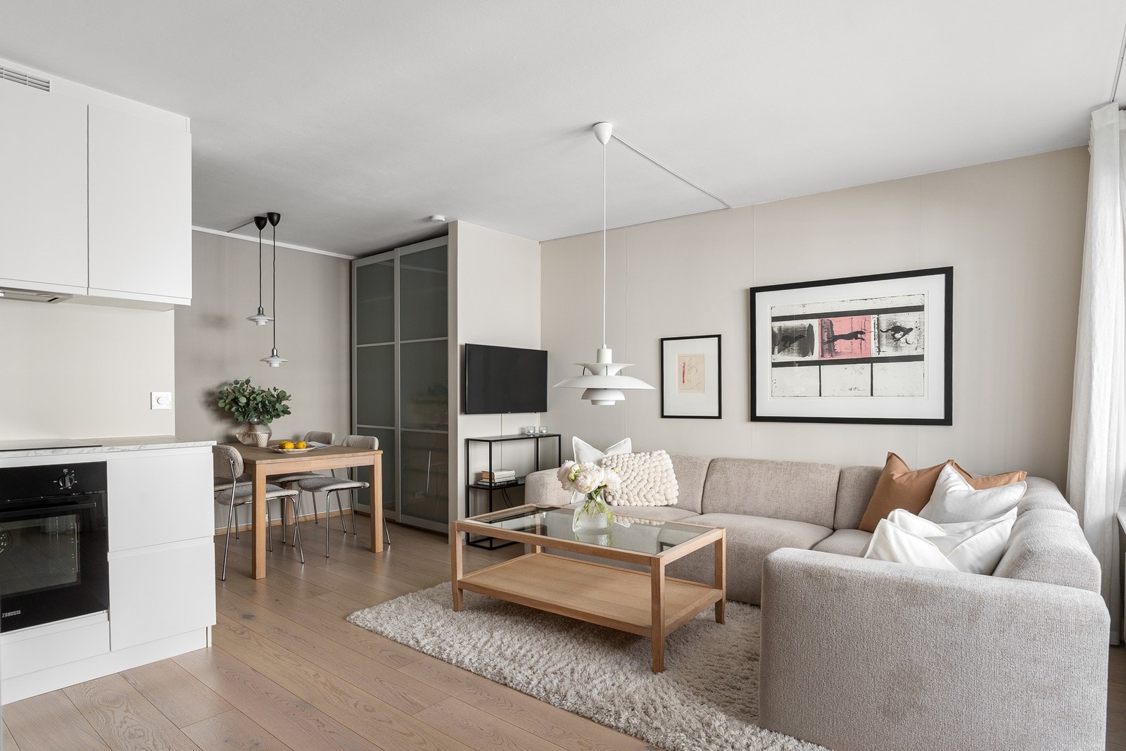 Det er plass til både sofagruppe, spisebord og øvrig møblement. Galleribilde