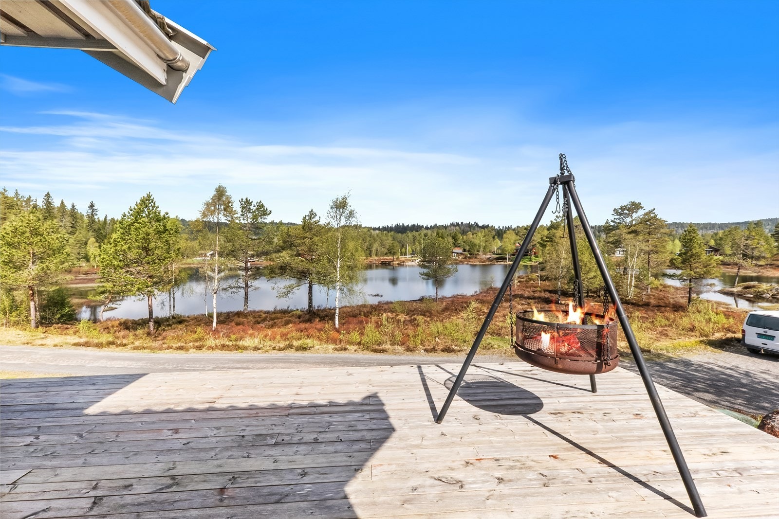 Åpent og nydelig landskap. Eiendommen har flott utsikt til Storøygardsvatnet Galleribilde