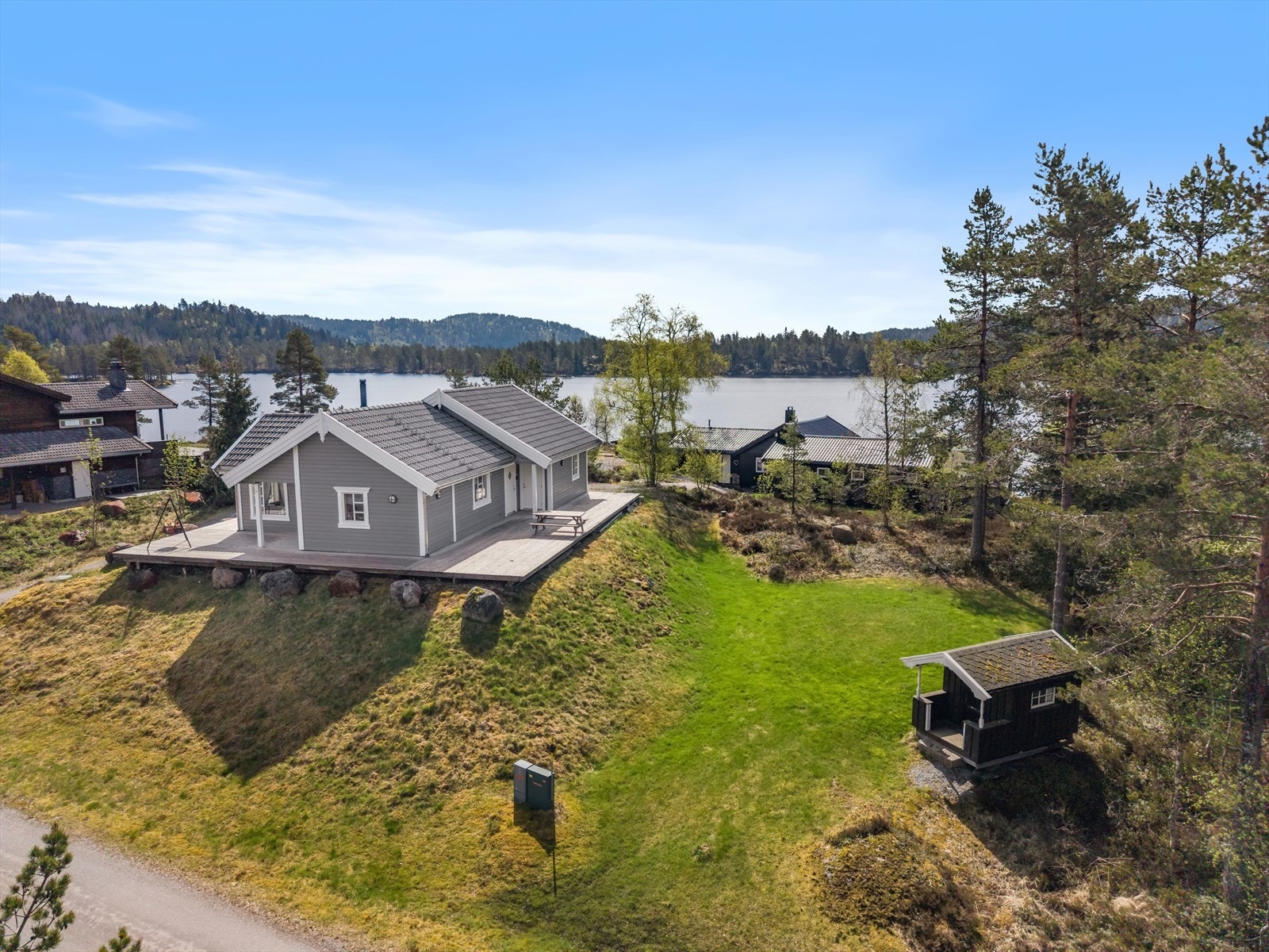 Veletablert hyttegrend med idyllisk beliggenhet. Galleribilde