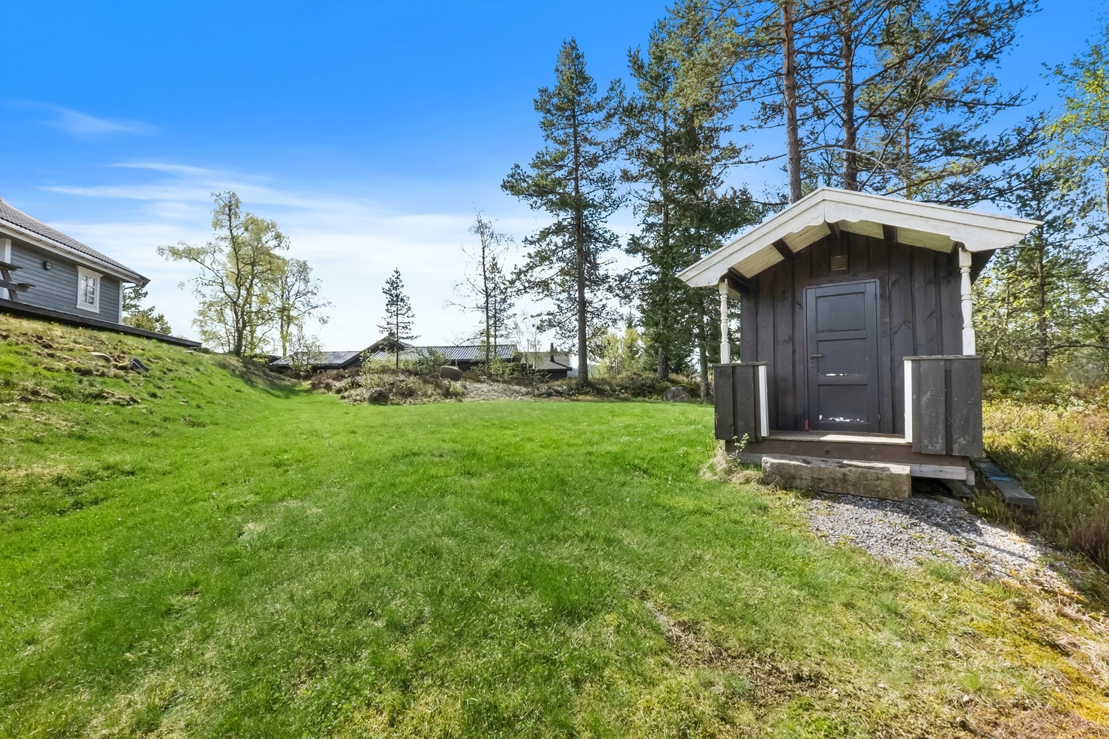 Stort grøntareal med god plass til lek og moro. Galleribilde