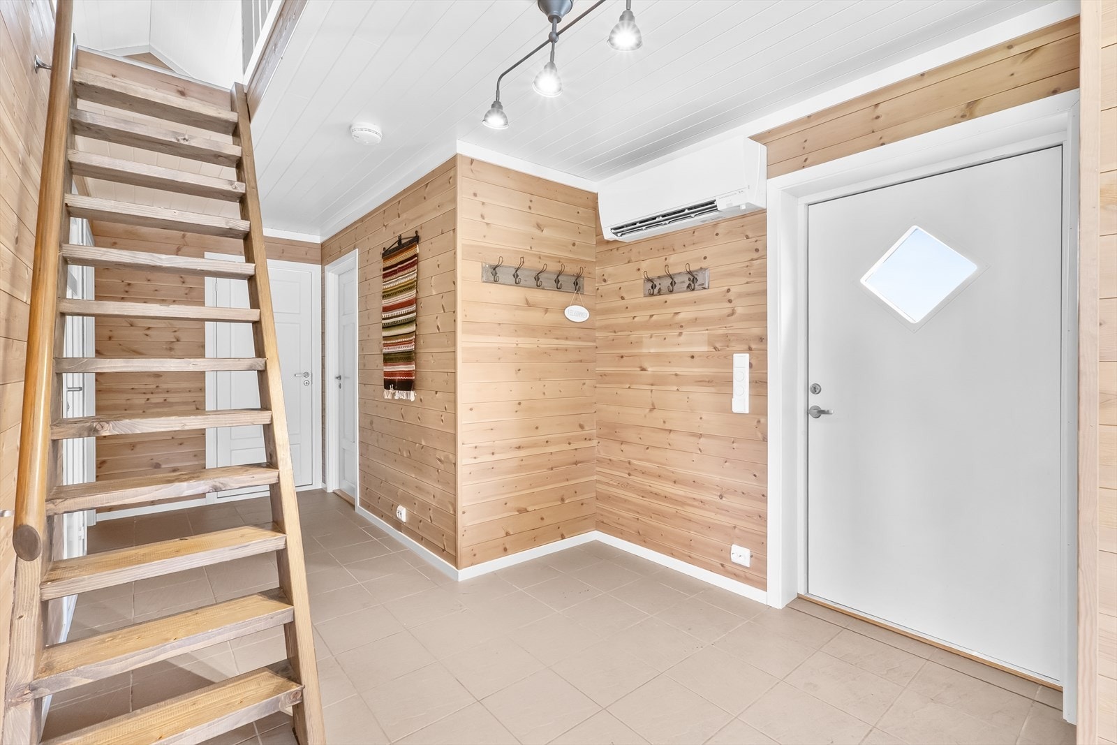 I entreen er det varmepumpe og trapp til hems/ loftstue. Galleribilde