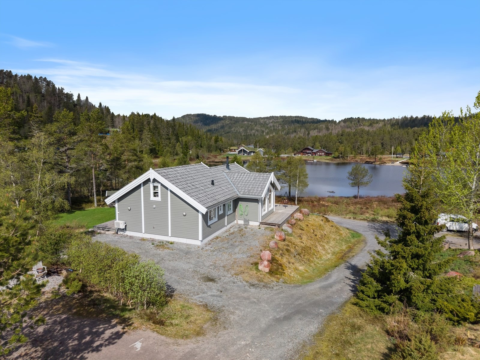 Gruslagt gårdsrom med god plass til parkering for flere biler. Galleribilde