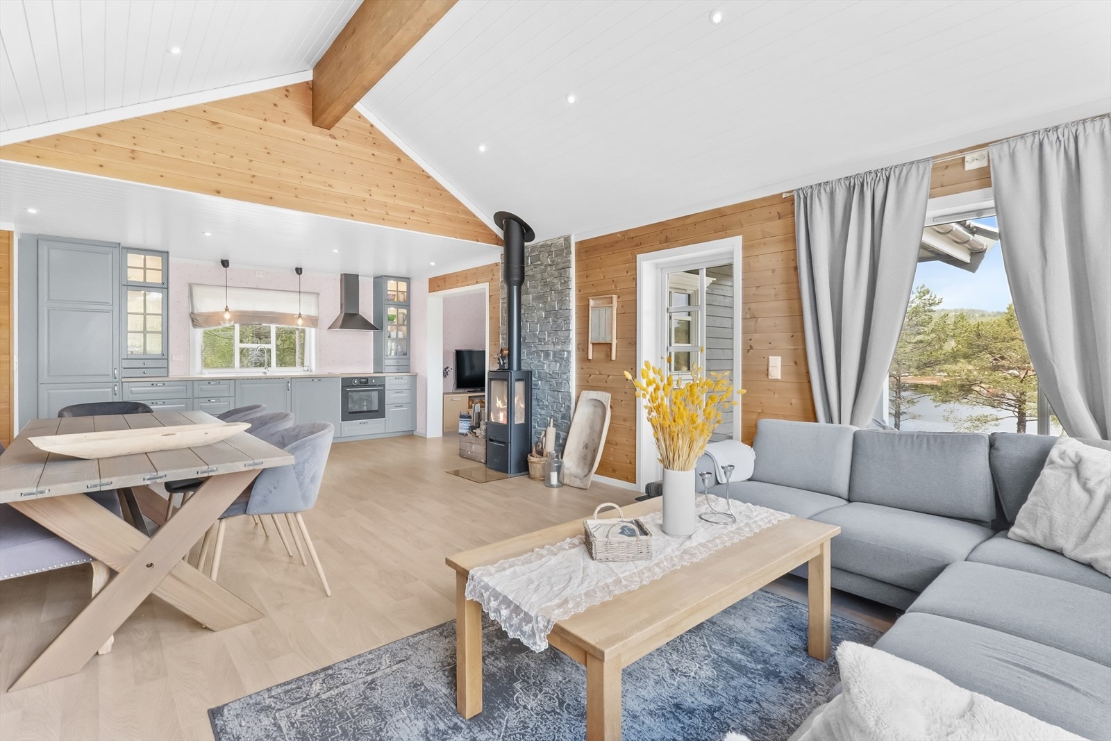 I stuen er det god plass til sofagruppe og langbord. Galleribilde
