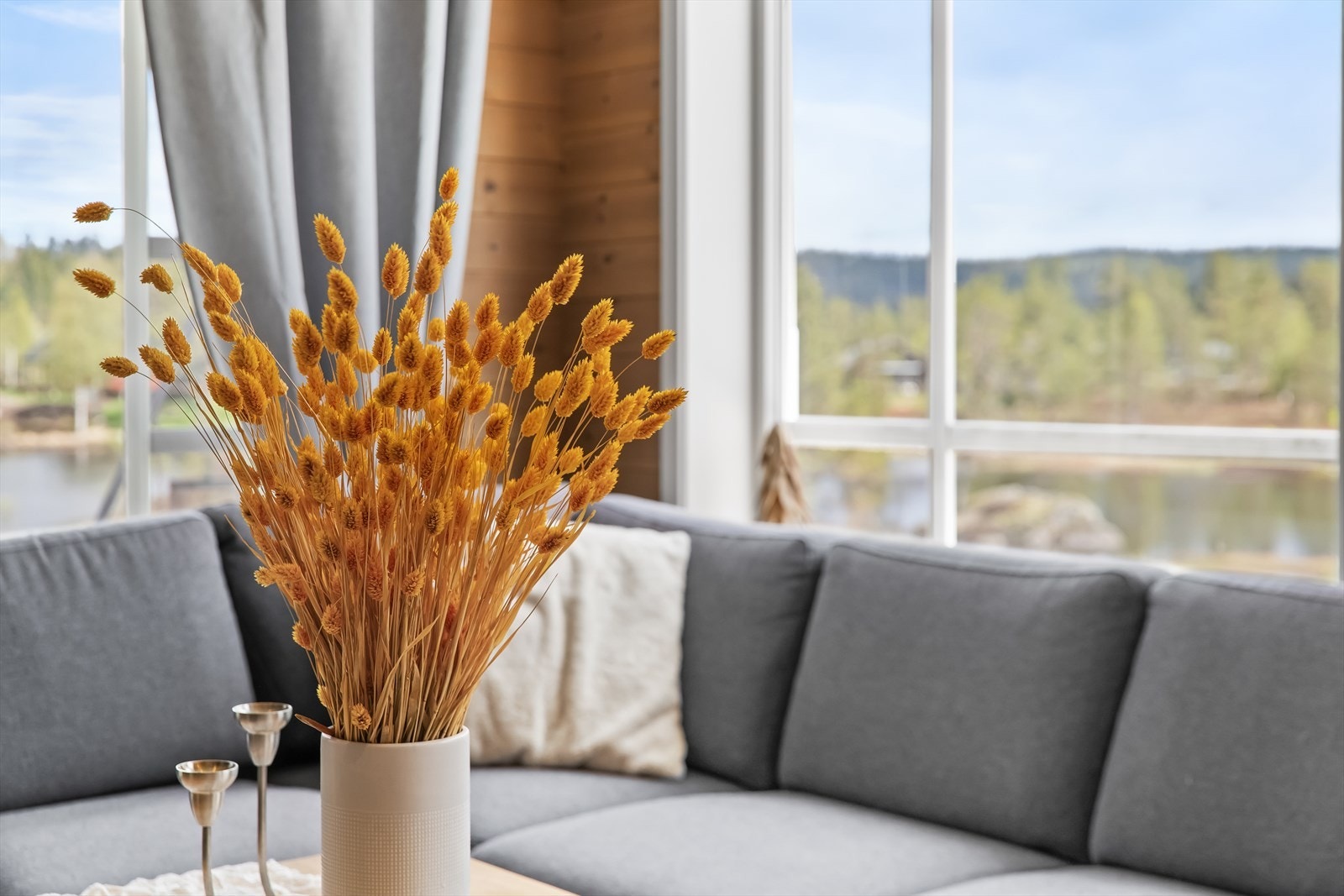Utsikt til vannet fra stuen. Galleribilde