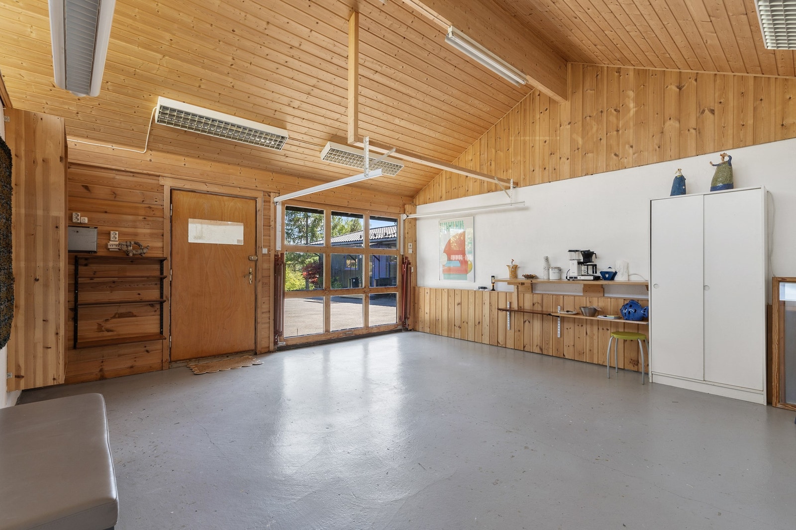 Den store garasjen gir rikelig med plass til både bil og verksted/hobby. Galleribilde