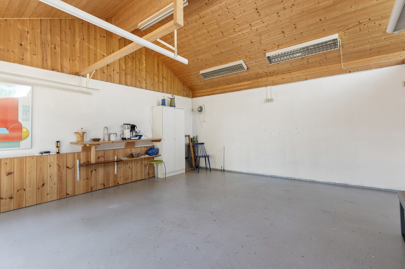 Eiendommen har totalt tre garasjer. Galleribilde