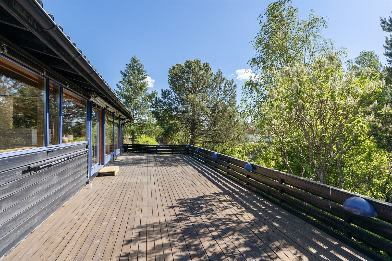 Den store terrassen i trekonstruksjon er et flott sted for utemøbler og sosiale sammenkomster. Galleribilde