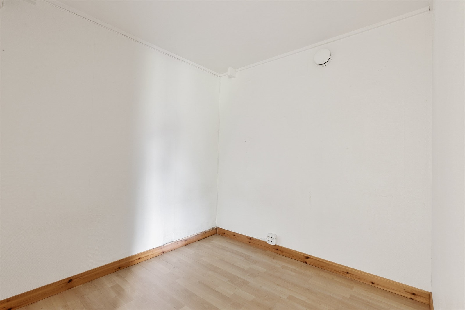 Praktisk lagringsplass i bodene i underetasjen. Galleribilde