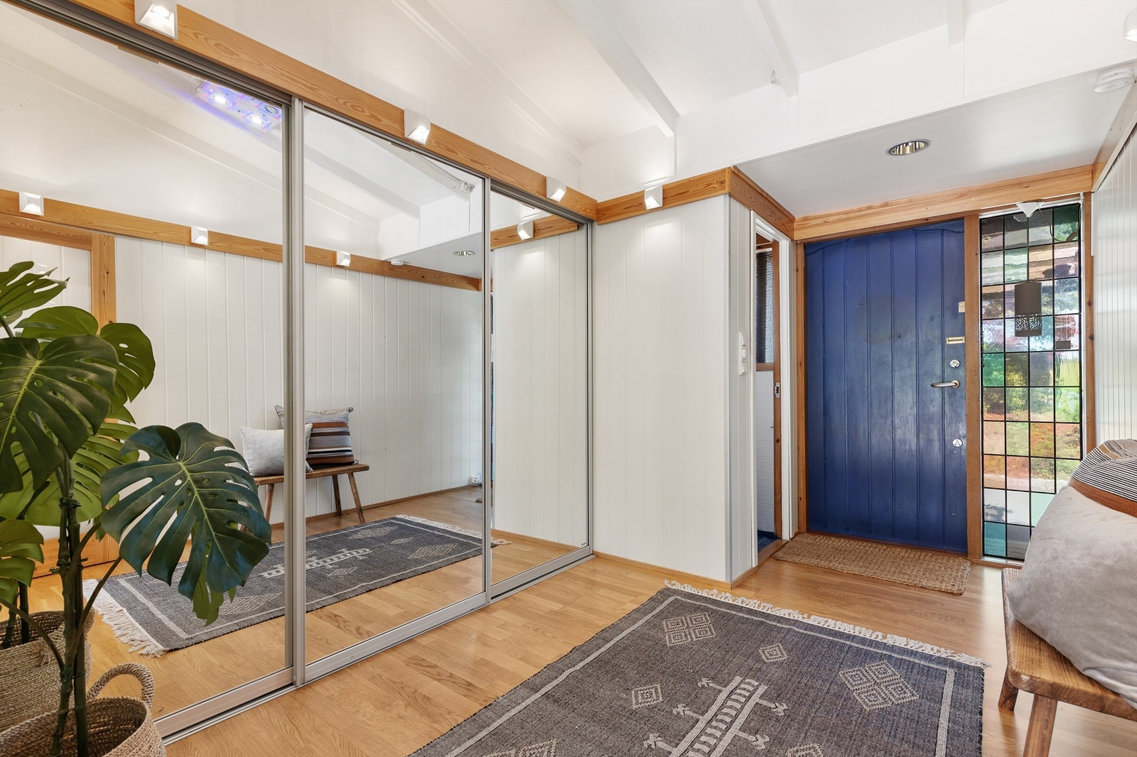 Romslig entré med god plass til oppbevaring i skyvedørsgarderobe. Galleribilde
