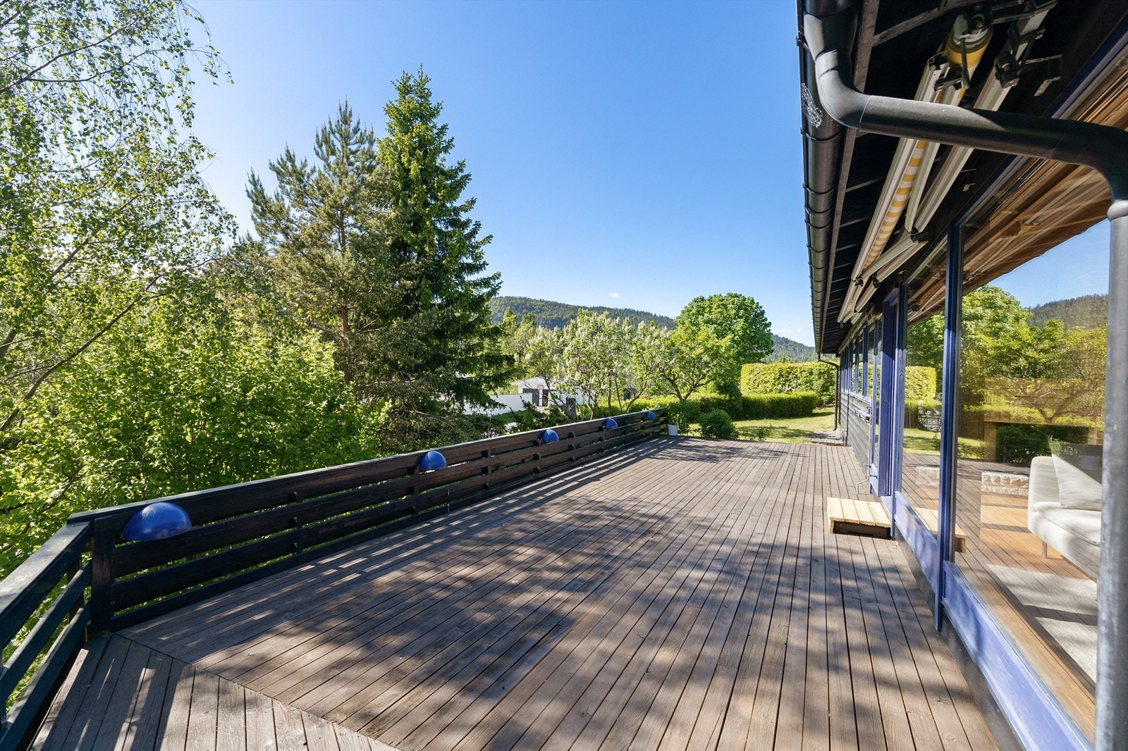 Eiendommen har en stor terrasse og ligger usjenert til i en rolig blindvei, med kort vei til Semsvannet.
Foto: Trond Reder Galleribilde