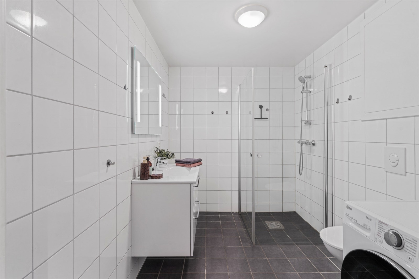 Helfliset bad med opplegg for vaskemaskin. Galleribilde