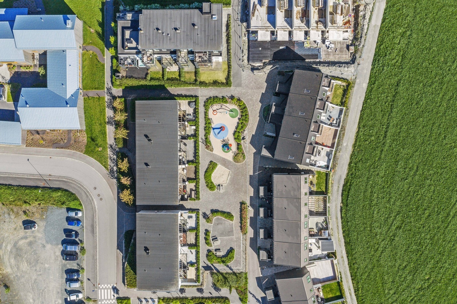 Fellesarealer med lekeplass sentralt plassert i sameiet. Galleribilde