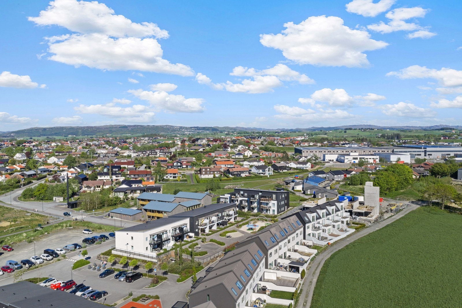 Beliggenhet i et etablert og barnevennlig boligområde. Galleribilde