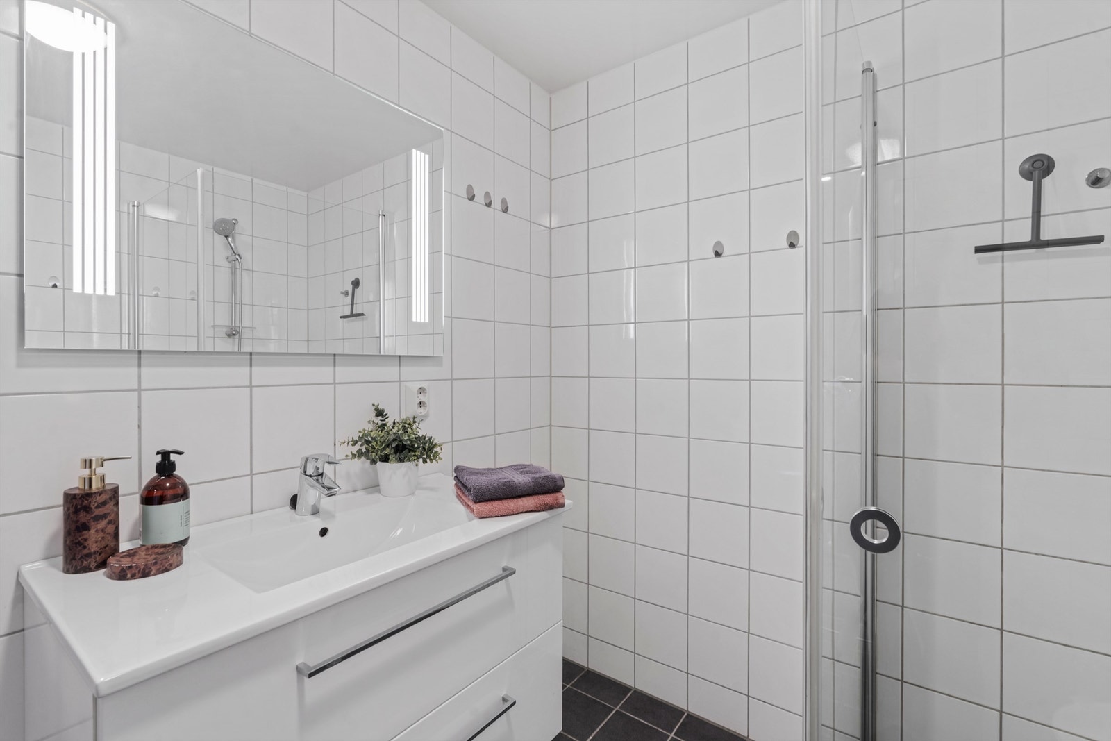 Baderomsinnredning levert av Sig Halvorsen, med vegghengt toalett og dusjhjørne. Galleribilde