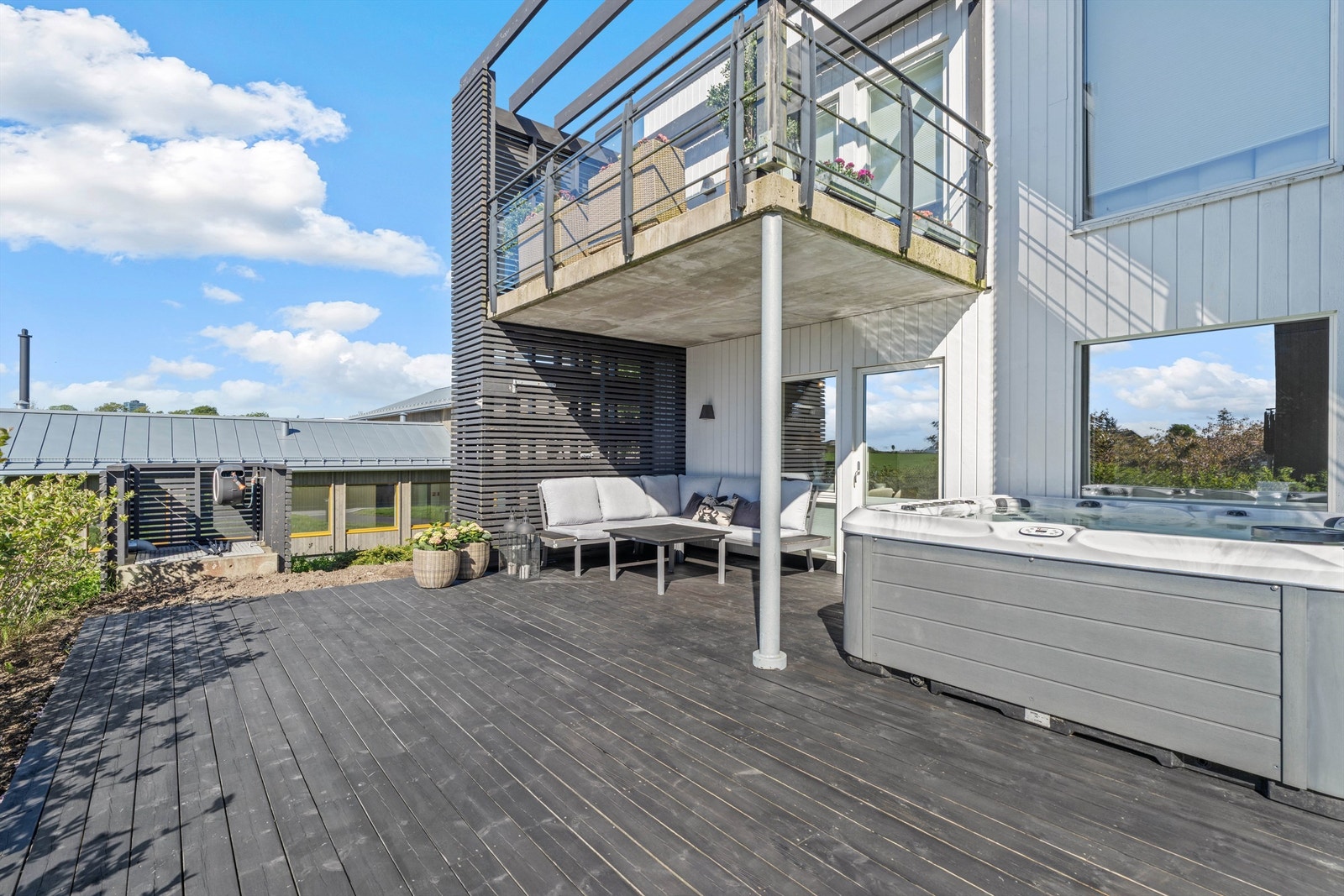Romslig terrasse med gode solforhold. Galleribilde