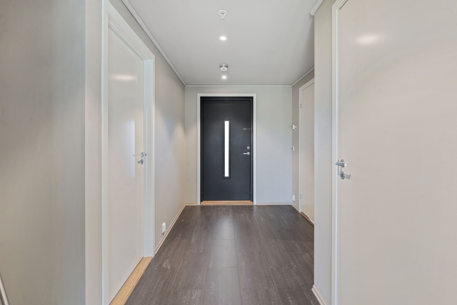 Romslig entré. Galleribilde