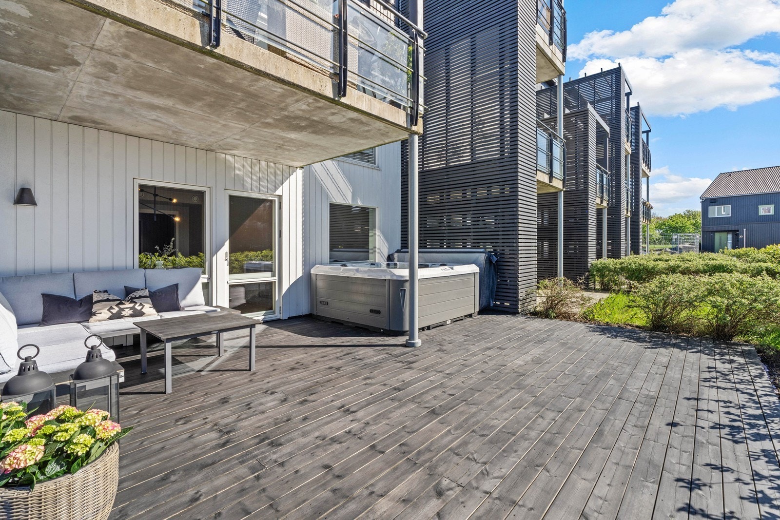 Stor terrasse på 37 m² med god plass til utemøbler. Galleribilde