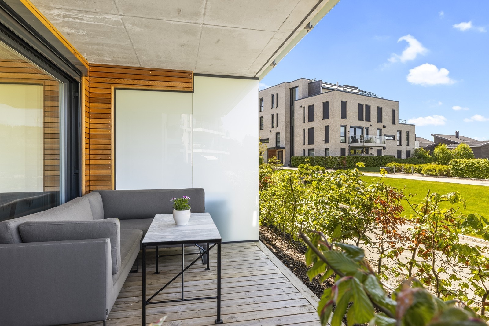Fra stuen er det utgang til en overbygd og skjermet platting på 9 m². Galleribilde