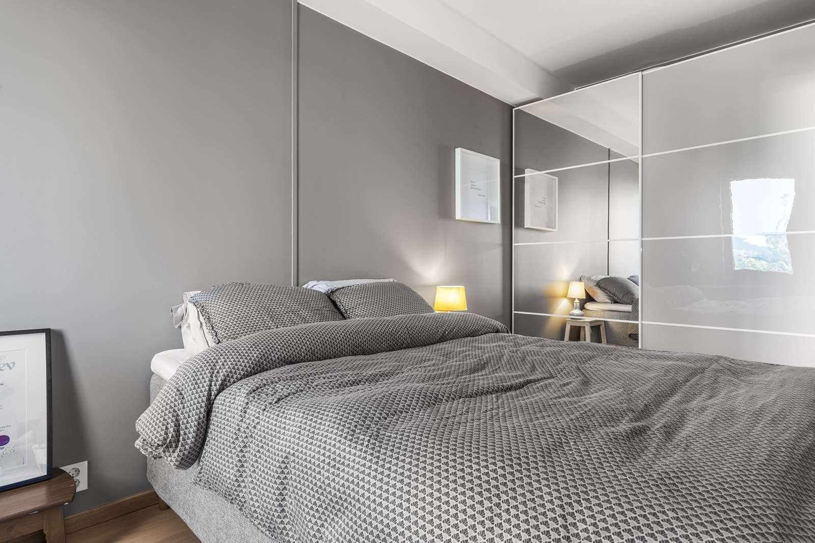 Romslig skyvedørsgarderobe med speilfronter gir godt med oppbevaringsplass. Galleribilde