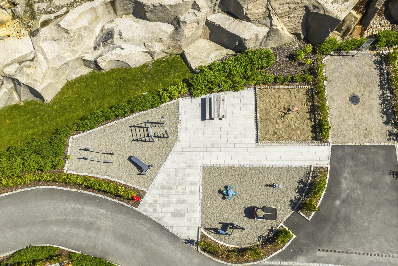 Tomten er opparbeidet med gangveier, parkanlegg, lekeplass og gjesteparkering. Galleribilde