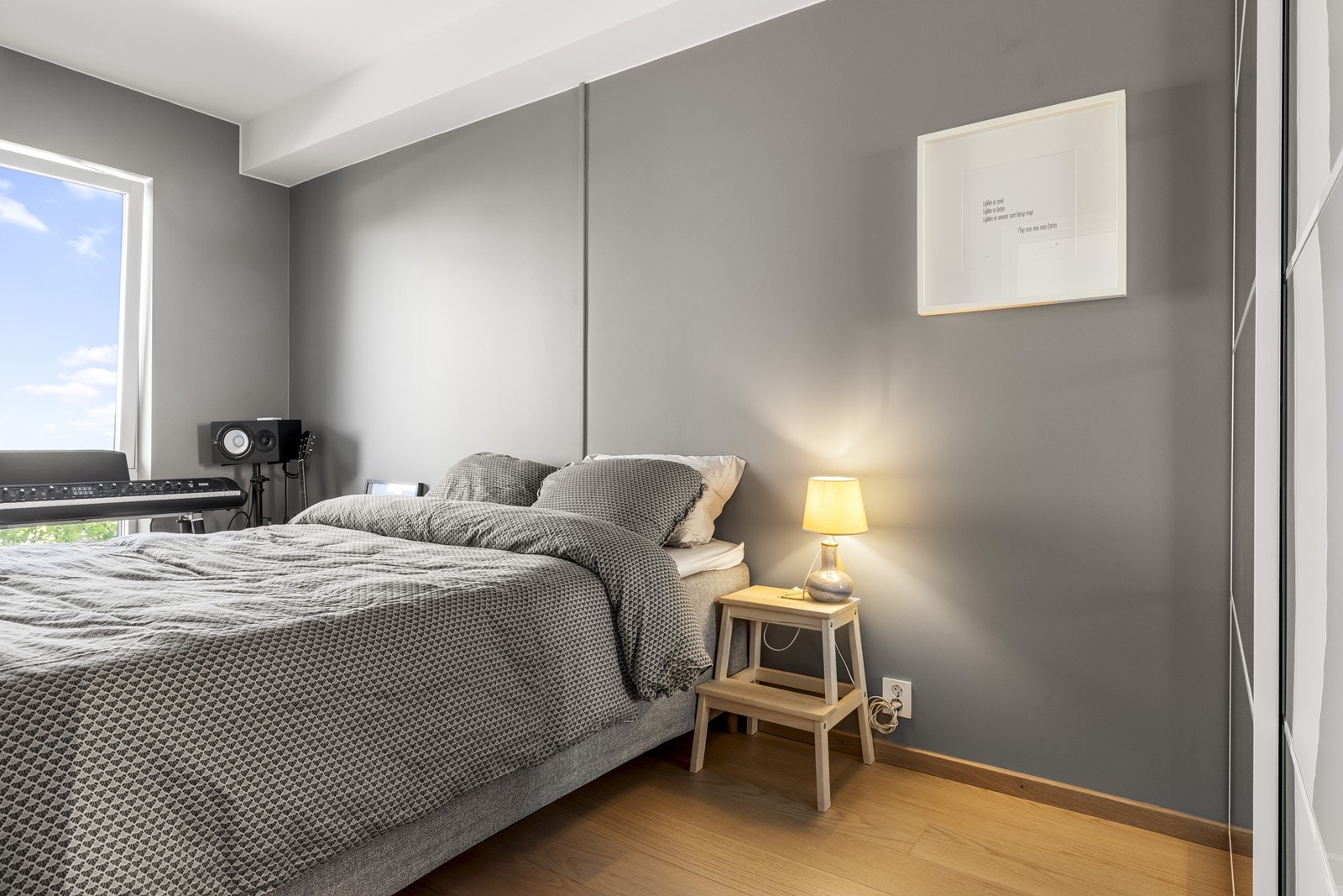 Soverom med god plass til dobbeltseng. Galleribilde